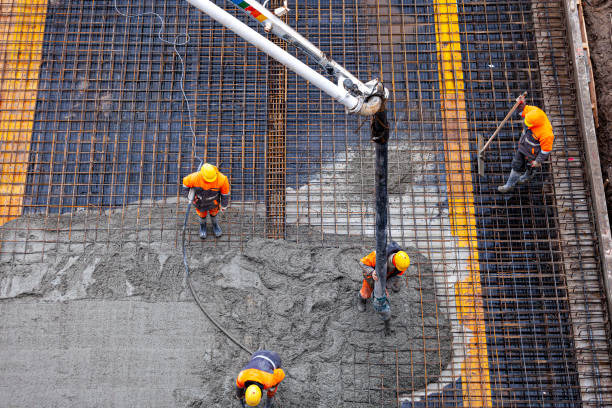 concreto derramando no canteiro de obras. - misturador de cimento - fotografias e filmes do acervo