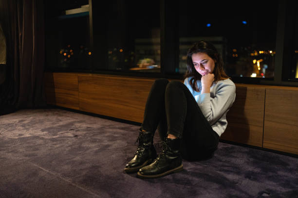 zmartwiona kaukaska nastolatka zmagająca się z zastraszaniem w internecie - teenager dark pensive emotional stress zdjęcia i obrazy z banku zdjęć
