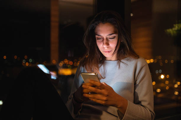 彼女がオンラインで受け取るサイバーいじめのために悲しい10代の少女 - teenager dark pensive emotional stress ストックフォトと画像