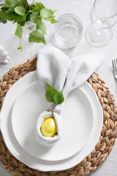 mesa de pascua con pollito amarillo, decoraciones, flores frescas y huevos. cena de elegancia en casa. cerrar. - easter holiday feast day yellow fotografías e imágenes de stock