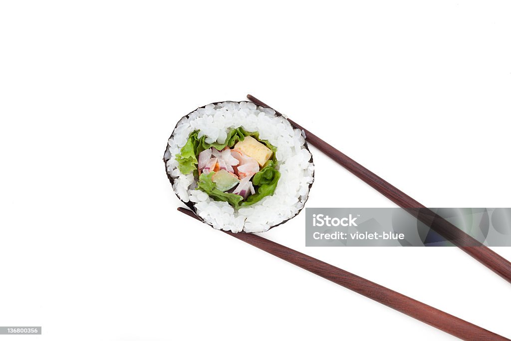 Cozinha japonesa Sushi com brown hashis - Foto de stock de Alface royalty-free