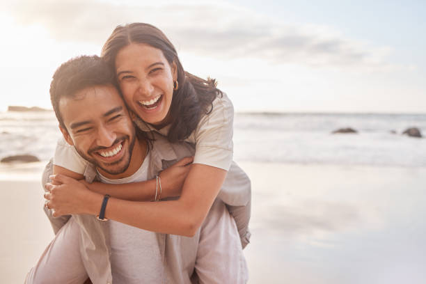 ujęcie pary cieszącej się dniem na plaży - men happiness adult cheerful zdjęcia i obrazy z banku zdjęć