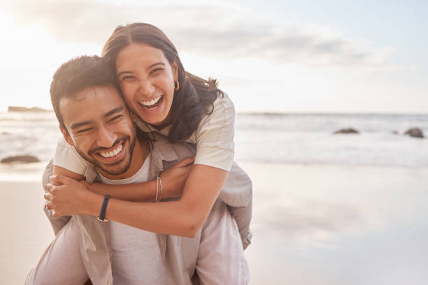 ujęcie pary cieszącej się dniem na plaży - happiness cheerful women one person zdjęcia i obrazy z banku zdjęć