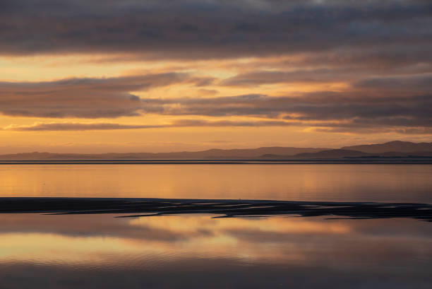 belle image de paysage de coucher de soleil de solway firth vue de silloth pendant le magnifique coucher de soleil d’automne avec un ciel spectaculaire et des formations nuageuses - firth photos et images de collection