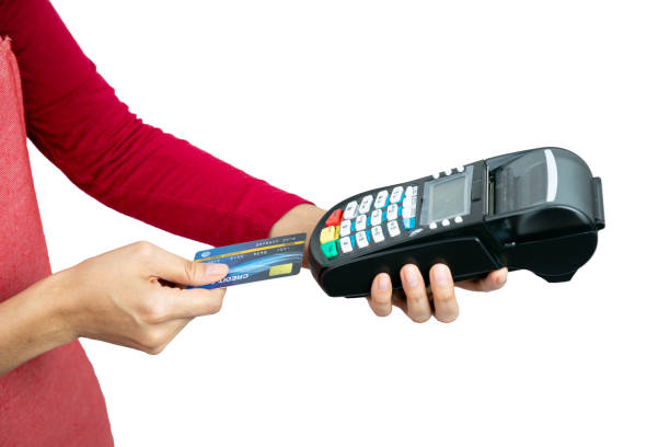 女性店員は、クレジットカード決済端末機の購入を挿入します - chip and pin ストックフォトと画像