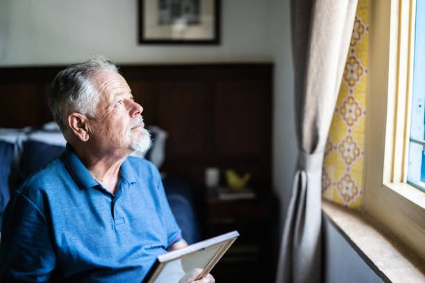 starší muž držící rám s obrázkem, který doma někoho postrádá - brazilská etnická příslušnost fotky - stock snímky, obrázky a fotky