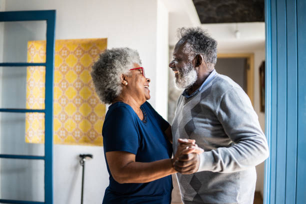 pareja de personas mayores bailando en casa - wife expressing positivity content loving fotografías e imágenes de stock