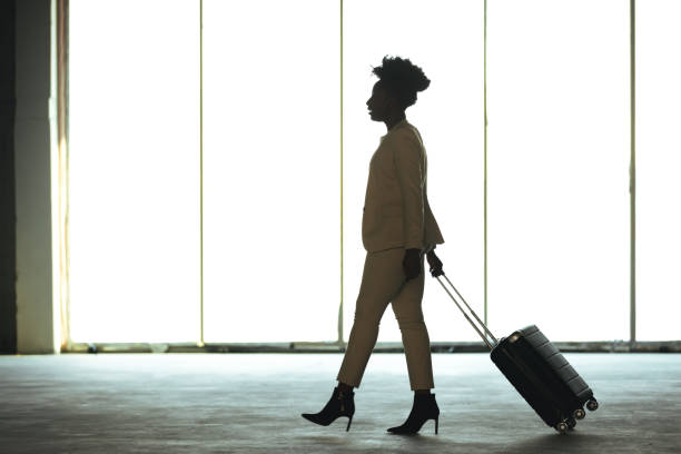 she's an experienced corporate traveller - shoe leaving women summer imagens e fotografias de stock