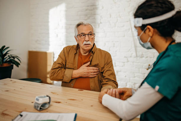 medico in visita a domicilio con uomo anziano - patient blood pressure gauge doctor male foto e immagini stock