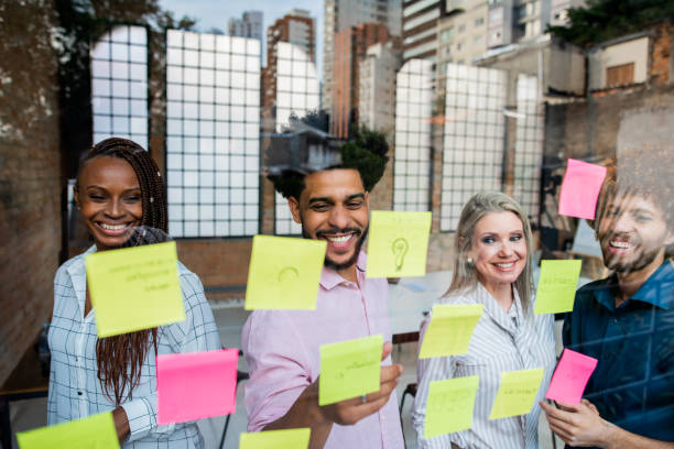 brainstorm - diversity work team - ideas inspiration innovation new business imagens e fotografias de stock