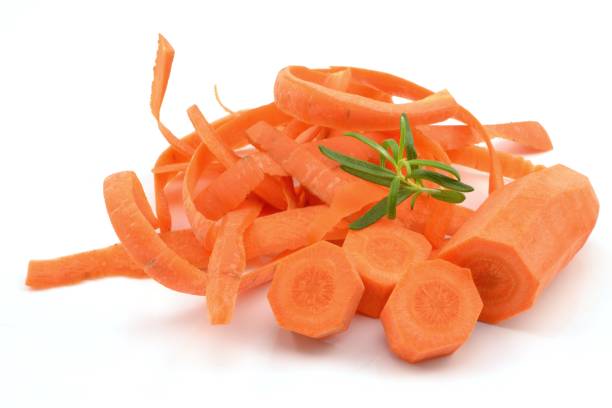 Daucus carota Peeling carrots Pela carote Pelar zanahorias éplucher les  carottes für Möhren schälen Obierania marchwi Stock Photo