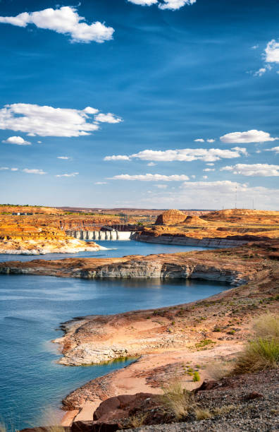 плотина глен-каньон и река колорадо в ясный летний день. - glen canyon стоковые фото и изображения