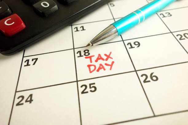 calendario que muestra el día límite para completar el formulario de impuesto sobre la renta - 18 de abril de 2022 - número 18 fotografías e imágenes de stock