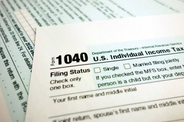 1040 u.s. individual income tax return form for fiscal year 2021 mockup - 1040 tax form imagens e fotografias de stock