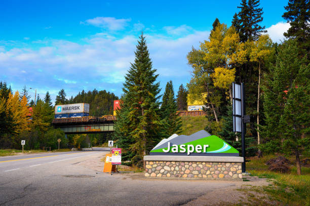 cartello di benvenuto al villaggio di jasper situato all'interno delle montagne rocciose canadesi - parco nazionale di jasper foto e immagini stock