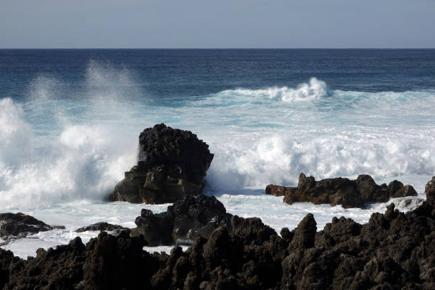 istock Big waves along the coast of El Golfo 1368036622