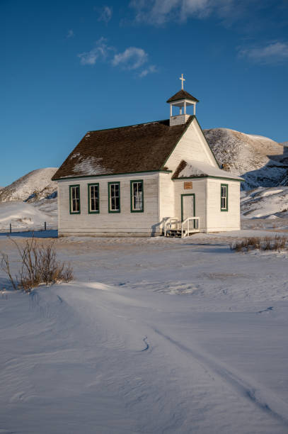kościół preriowy, alberta - steeple outdoors vertical alberta zdjęcia i obrazy z banku zdjęć