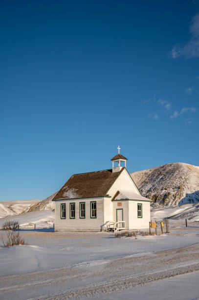kościół preriowy, alberta - steeple outdoors vertical alberta zdjęcia i obrazy z banku zdjęć