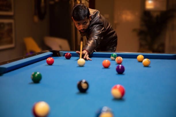 실내 클럽에서 당구 게임 (당구 게임)을 재생 하는 젊은 남자 - pool game pool table aiming men 뉴스 사진 이미지