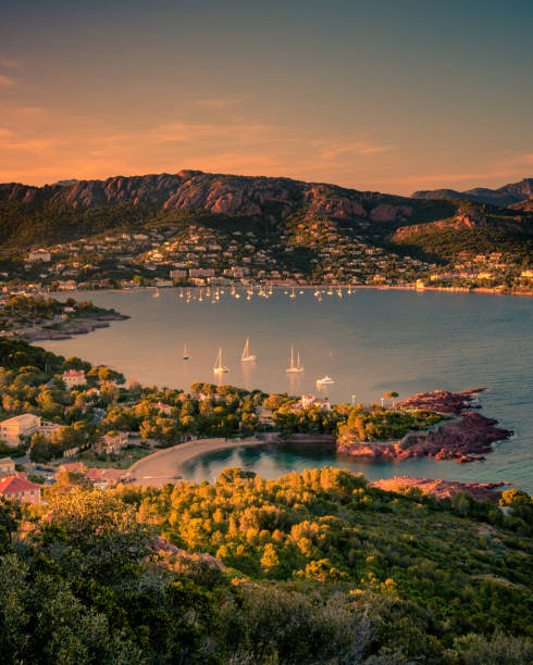 puesta de sol sobre agay y el macizo de estérel, en la riviera francesa. - mountain mountain range landscape france fotografías e imágenes de stock