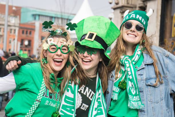 giorno di san patrizio, gruppo di amici con cappelli verdi sorridenti - parade foto e immagini stock