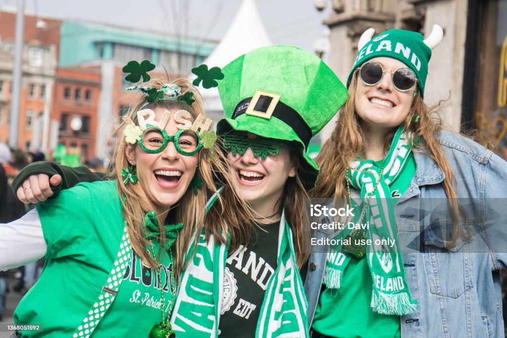 St patrick´s day , group of friends with green hats  smiling Dublin, Ireland - MAR 17: St. Patrick's Day, people with green hats and irish flags in Dublin city on March 17, 2019 in New Dublin, Ireland. St. Patrick's Day Stock Photo