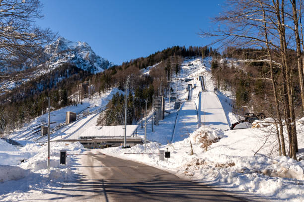 tremplin de saut à ski planica en hiver, slovénie - ski jumping hill photos et images de collection