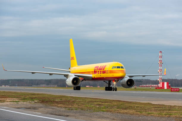 airplane at the international airport - sheremetyevo imagens e fotografias de stock