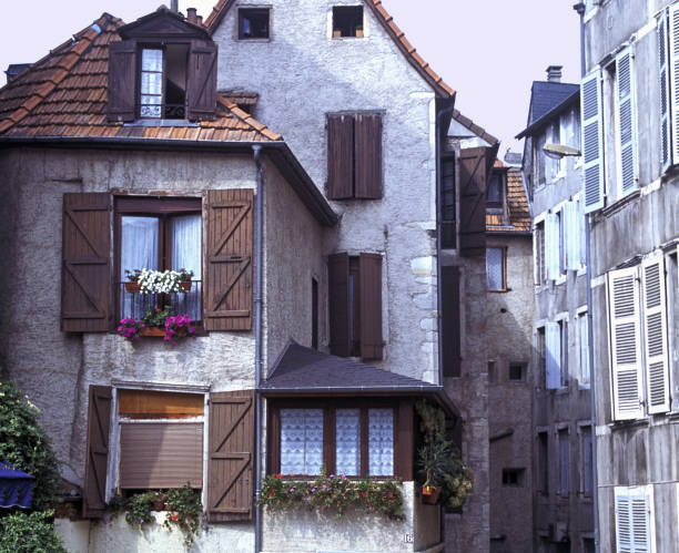 wohnhäuser giebelenden mit fenstern und fensterläden, pau, pyrénées-atlantiques,, südwestfrankreich - gable end stock-fotos und bilder