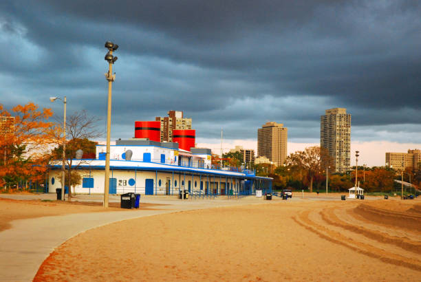 pavillon de la plage de north avenue - north avenue beach photos et images de collection