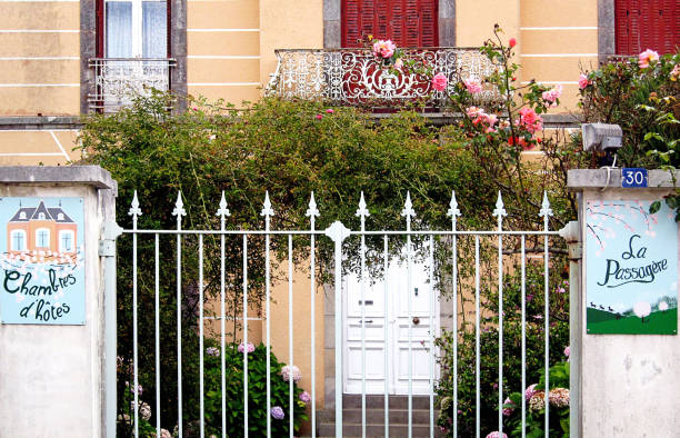 bed and breakfast, bed and breakfast casa facciata e cancello, ile de groix,, morbihan, bretagna - brittan foto e immagini stock