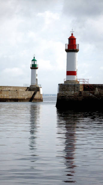 leuchttürme auf dem wellenbrecher, ile de groix, bretagne, frankreich - atlantic coast flash stock-fotos und bilder