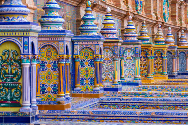 los típicos bancos de cerámica y coloridos de la famosa plaza española de españa) en sevilla. - sevilla fotografías e imágenes de stock