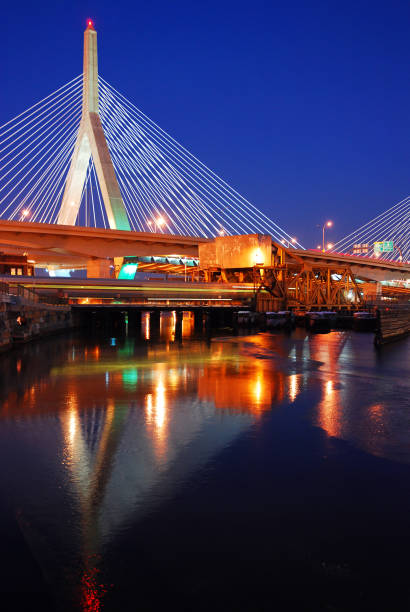 мост закима в сумерках - boston urban scene skyline sunset стоковые фото и изображения
