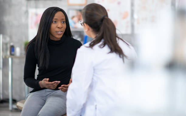 woman at a check-up - womens issues imagens e fotografias de stock