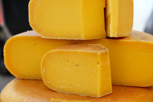 하드 고다 치즈의 컷 슬라이스와 바퀴를 닫습니다 - cheese block gouda dutch culture 뉴스 사진 이미지