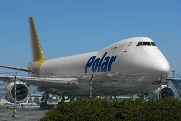 on the ground polar dhl boeing 747 - dhl airplane freight transportation boeing imagens e fotografias de stock