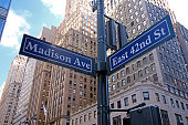 blue-east-42nd-street-und-madison-avenue-historisches-schild-in-midtown-manhattan.jpg?b=1&s=170x170&k=20&c=SJK1lJKDZVyc40TnBggthyHJdibzRGA-wTnYFkX8n3U=