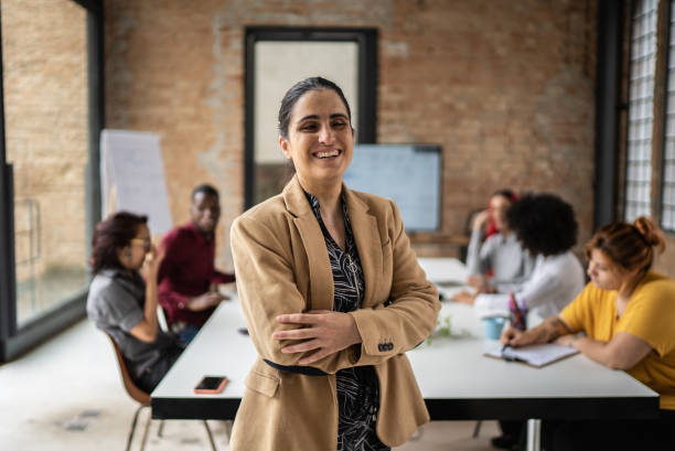 portrait d’une femme d’affaires malvoyante dans un bureau - board room group of people business person clothing photos et images de collection