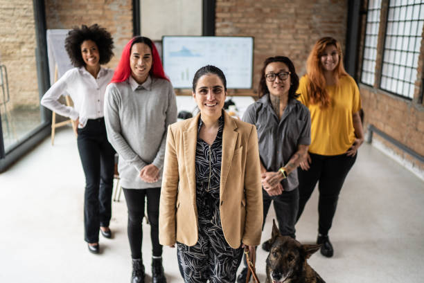 porträt des gemeinsamen business-teams im büro - geschäftsfrau mit sehbehinderung - people business dog owner stock-fotos und bilder