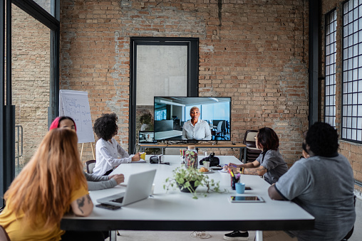 Equipo de negocios haciendo una videoconferencia en la oficina photo