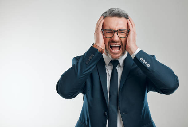 retrato de estudio de un hombre de negocios maduro gritando sobre un fondo blanco - frustration terrified worried glasses fotografías e imágenes de stock