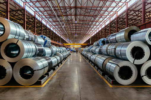 Rollos de chapa de acero galvanizado dentro de la fábrica o almacén photo