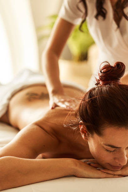 좋은 마사지 치료사는 어디에 집중해야 할지 알고 있습니다. - alternative medicine massaging spa treatment back 뉴스 사진 이미지