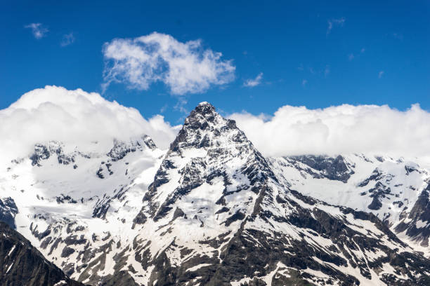 grands paysages de montagne de la nature. elbrouz, russie. - caucasus mountains photos et images de collection