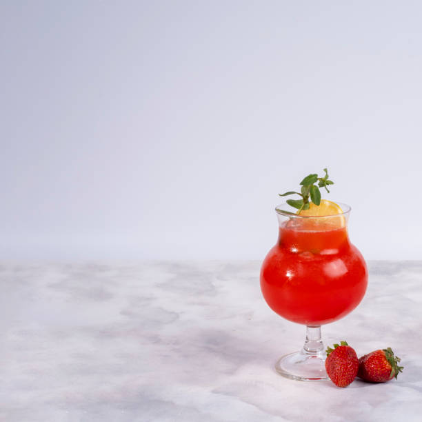 limonada vermelha fresca com limão e hortelã, coquetel de frutas vermelhas - strawberry mocktail smoothie cocktail - fotografias e filmes do acervo