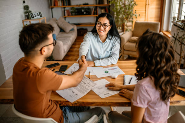 istock They made a deal with insurance agent 1368105678