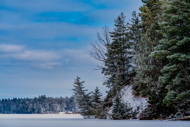 senderismo en un lago cubierto de nieve congelada - pitts fotografías e imágenes de stock