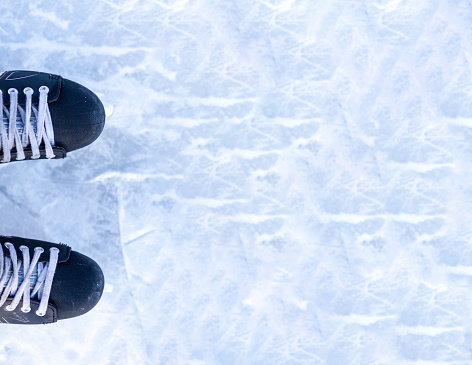 Un par de patines de hockey con cordones en primer plano de hielo congelado photo