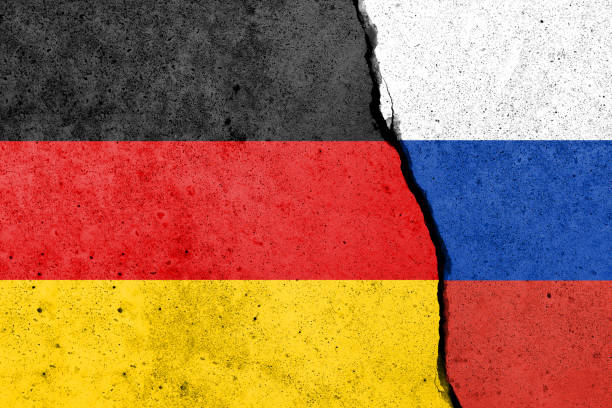 флаги германии и россии нарисованы на бетонной стене - nord stream стоковые фото и изображения